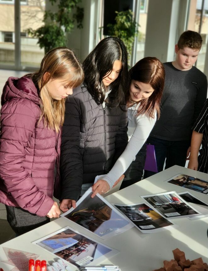 Schüler sehen sich Broschüren an