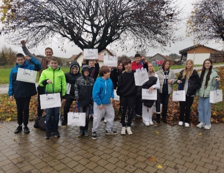 Gruppenfoto Schüler die Tüten hochhalten