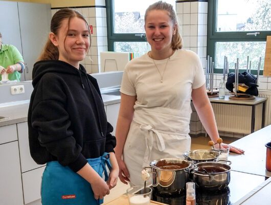 Zwei Schülerinnen lächeln für ein Foto