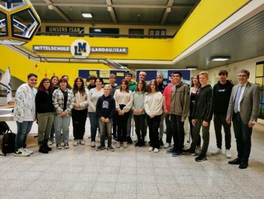 Gruppenfoto Schüler und Lehrer an der Mittelschule Landau/Isar