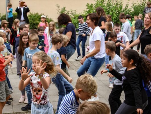 tanzende Menschen bei der Abschiedsfeier