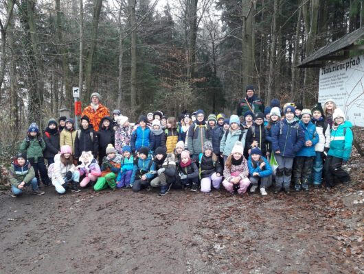 Lehrausflug in den Wald mit dem Förstern und Schülern im Gruppenbild