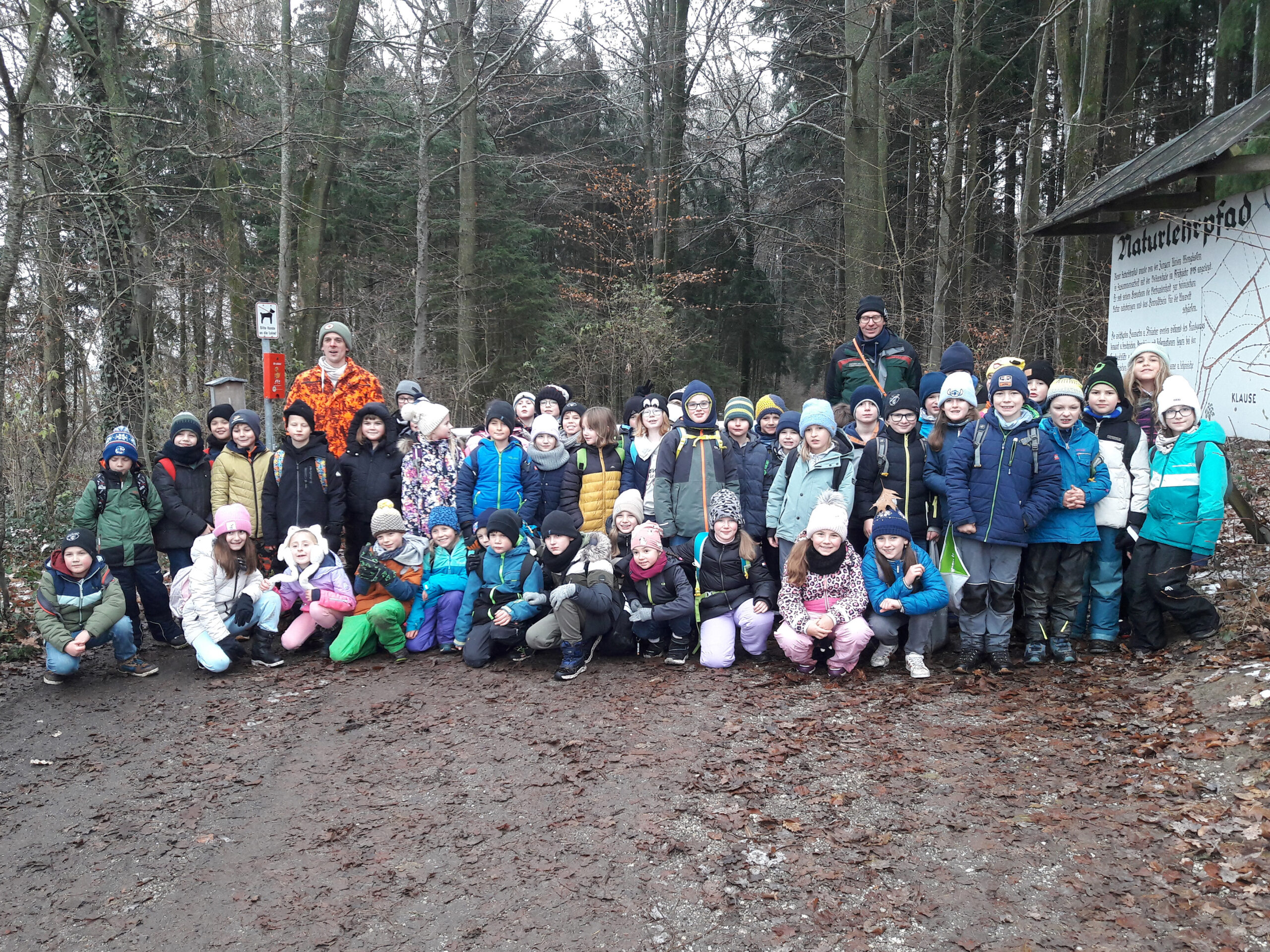 Lehrausflug in den Wald mit dem Förstern und Schülern im Gruppenbild