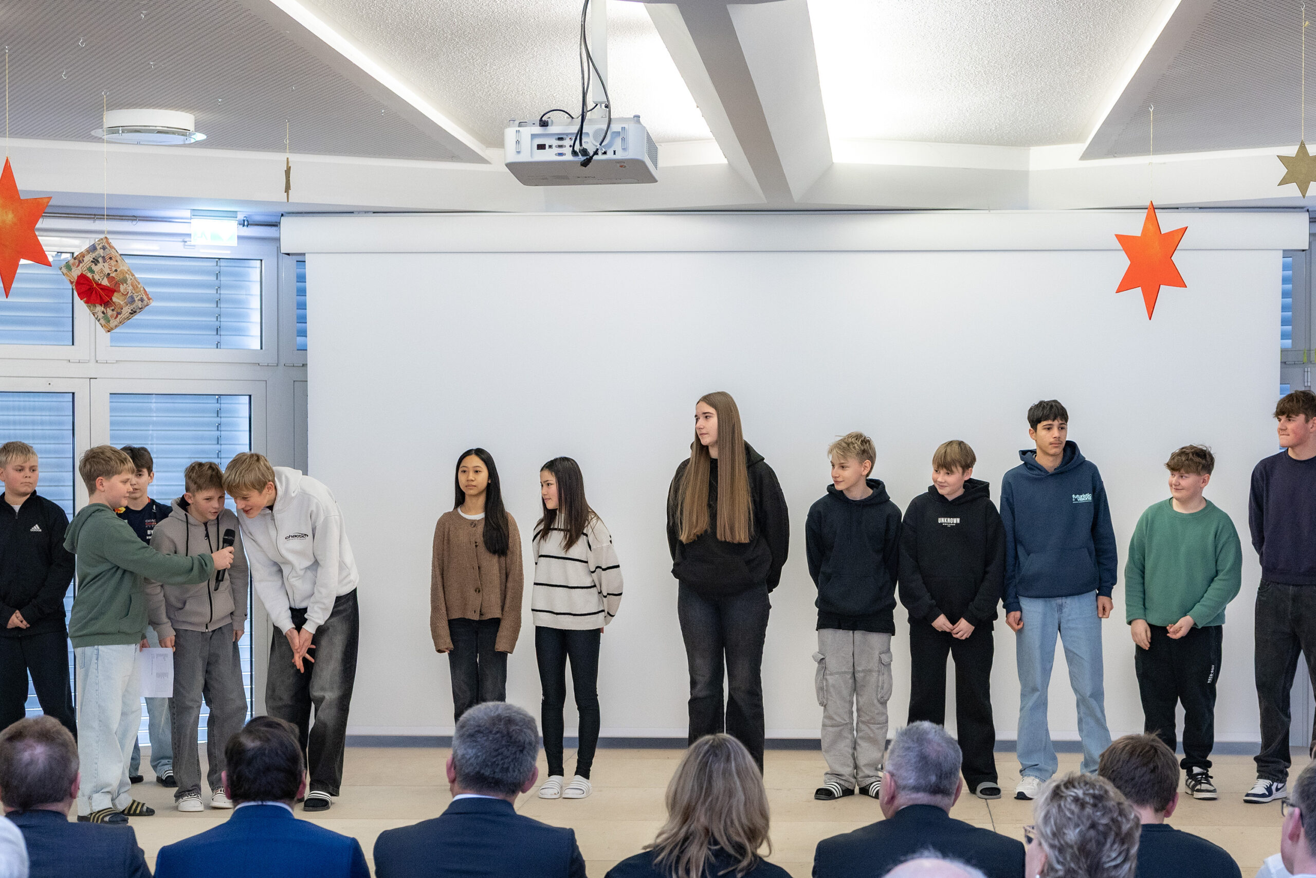 Schülerinnen und Schüler grüßen in 10 Sprachen