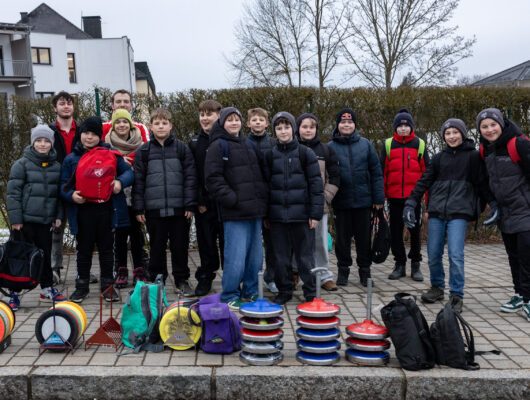 Stockschützen vor der Fahrt zum Turnier