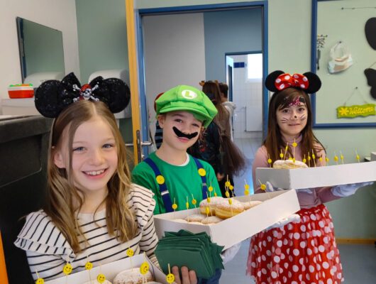 Schülerinnen und Schüler beim Krapfenverkauf