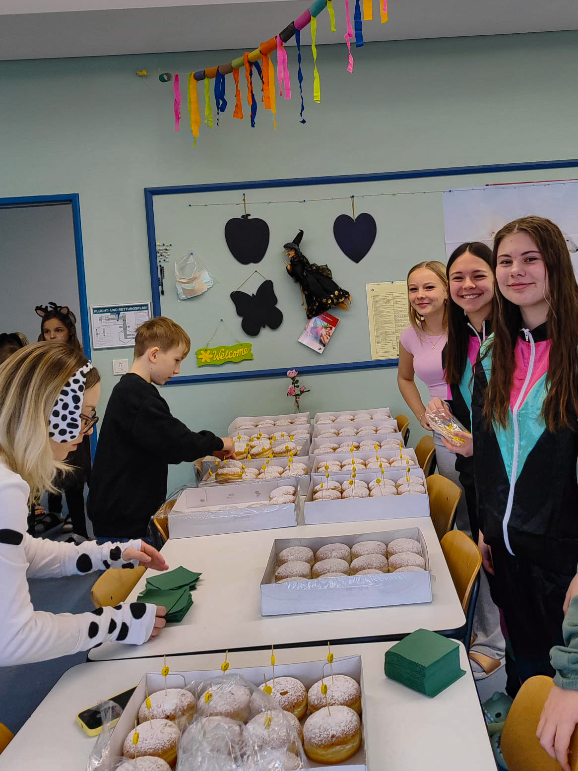 Schülerinnen und Schüler beim Krapfenverkauf